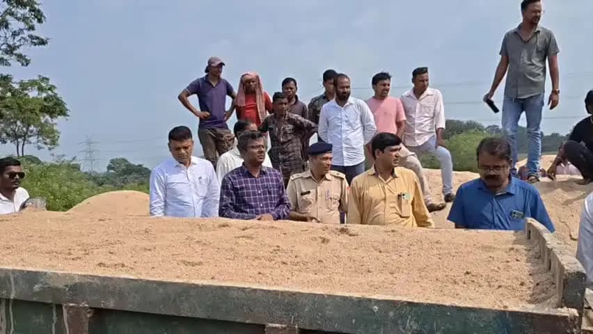 বলরামপুর: আবাস যোজনার উপভোক্তাদের বাড়ি নির্মাণে সুবিধা দিতে প্রতি ১০০ সিএফটি ১২০০ টাকা দরে বালি বিক্রি শুরু বলরামপুরে