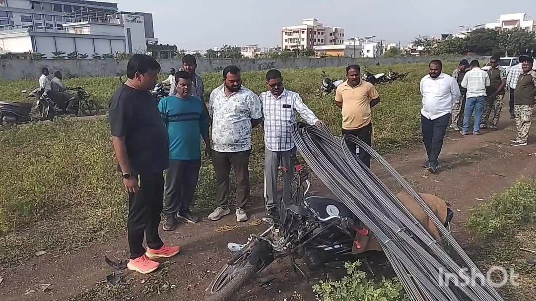 जालना: वरकड हॉस्पिटलमागे २० ते २५ हजारांच्या सळ्या चोरीचा प्रयत्न फसला
चोरीनंतर दोन चोरांमध्ये मारामारी; वाहन व सळ्या सोडून चो