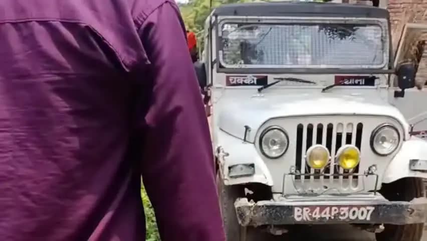 चक्की: जेपी डेरा में गली में पानी बहाने को लेकर दो पक्षों में विवाद, पुलिस ने समझाकर भेजा अनुमंडल कार्यालय