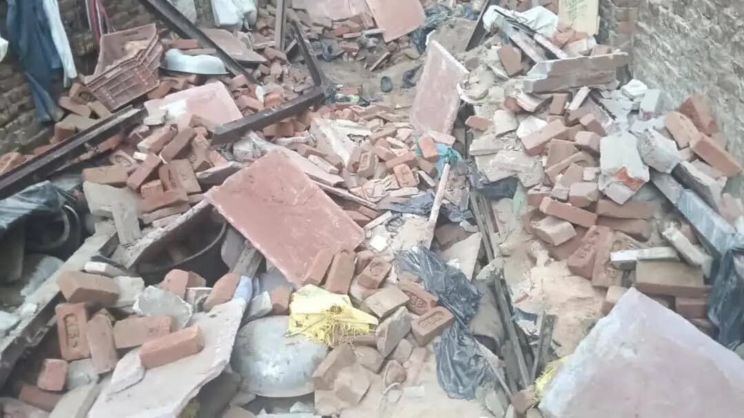 यमुना विहार: ताहिरपुर में बेकरी की छत गिरने से मालिक की मौत, तीन कर्मचारी घायल