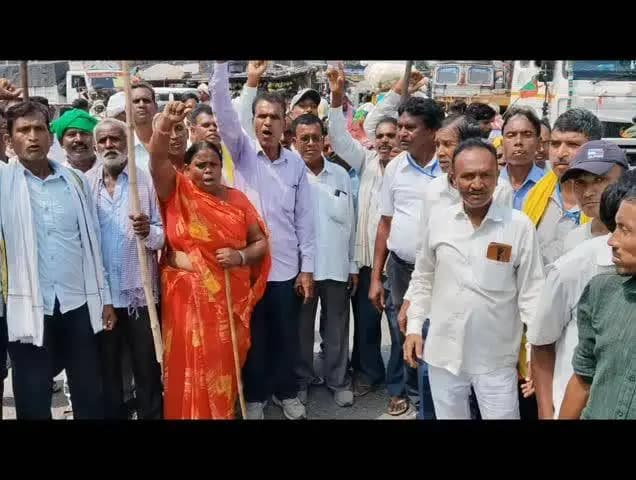 गोला: झारखंड आंदोलनकारी ने गोला के डीवीसी चौक पर किया सड़क जाम, वाहनों की लगी लंबी कतार