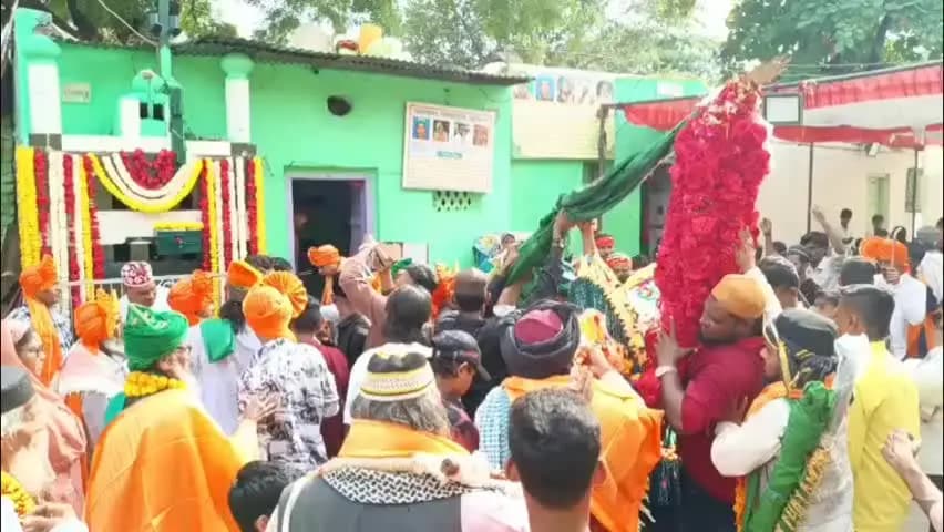 जालना: जामा मशीद परिसरात अकीदत आणि उत्साहात ‘नशान-ए-हजरत गौस-ए-पाक’चा जुलूस..
१२० वर्षांची धार्मिक परंपरा कायम; शेकडो अकीदतमंद
