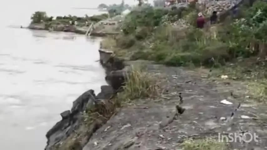 ইংরেজবাজার: গঙ্গার বাঁধে ভাঙন, রেললাইন ঘেঁষে কাজ! মালদা ডিভিশনে বাতিল ও রুট বদল একাধিক ট্রেন!