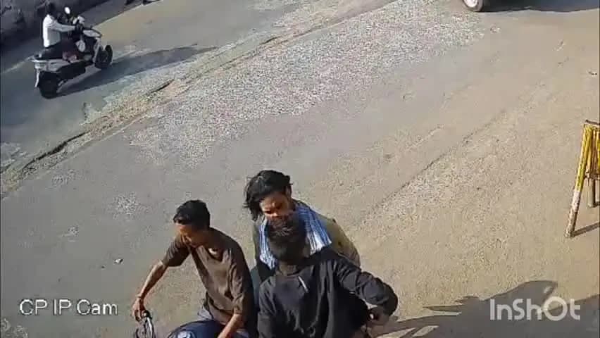 इटारसी: इटारसी के गुरुद्वारा रोड पर 100 रुपए के लेनदेन को लेकर एक युवक की चाकू मारकर हत्या, घटना निगरानी कैमरे में कैद