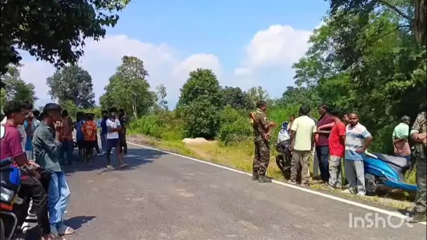 गारू: महुआडार के काटोमोड पर रोड रोलर की चपेट में आने से एक 50 वर्षीय व्यक्ति की बुधवार दोपहर 12 बजे मौत