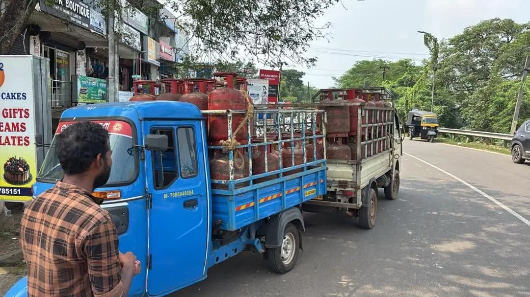 କଟକ ପୌରାଞ୍ଚଳ: ପାହାଳରେ ୨ଟି ଗ୍ୟାସ ସିଲିଣ୍ଡର ବୋଝେଇ ଗାଡି ଜବତ