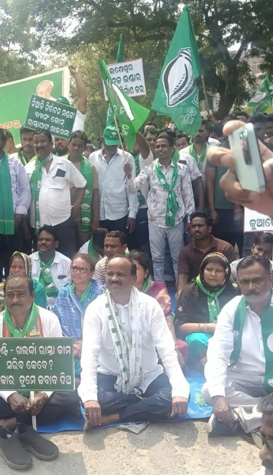 କଟକ ପୌରାଞ୍ଚଳ: ନିଆଳିରେ ରାଜରାସ୍ତାରେ ସାଂସଦ ସୁଲତା ଦେଓ ଓ ବିଜେଡି ନେତାଙ୍କ ମିଳିତ ପ୍ରତିବାଦ