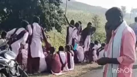 कुक्षी: भमोरी गर्ल्स हॉस्टल की छात्राएं सहायक वार्डन के दुर्व्यवहार से प्रताड़ित छात्राएं 20km सड़क पर चलीं पहुंचे SDM, DPC