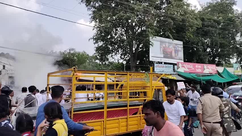 दमोह: फर्जी वोटिंग के विरोध में कांग्रेस का प्रदर्शन, पुलिस सुरक्षा के बीच मुख्य चुनाव आयुक्त का पुतला दहन, वीडियो वायरल
