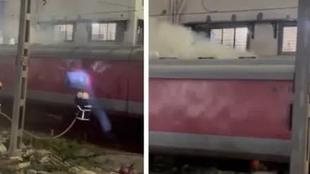 मुंबई उपनगर: सीएसएमटी यार्डमधील रेकमधील पॅन्ट्री कारला आग, कोणतीही हानी झाली नाही