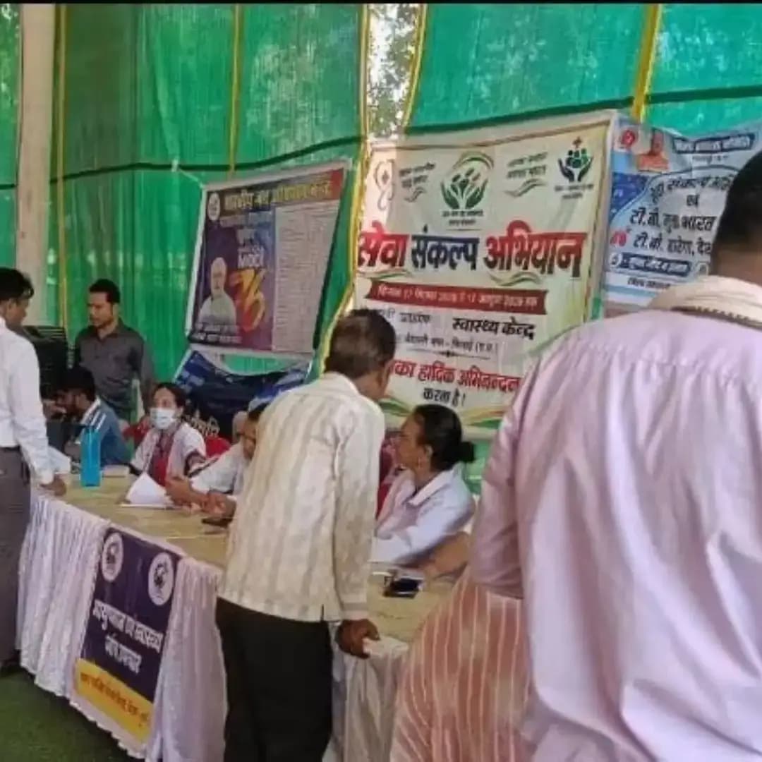 सेवा संकल्प अभियान के तहत सेवा सेतु शिविर के माध्यम से नागरिकों को शासकीय योजनाओं और सेवाओं का लाभ एक ही स्थान पर मिल रहा है।
भिलाई के वार्ड क्रमांक 22, 33 एवं 42 में आयोजित शिविरों में पेंशन, पीएम आवास, राशन कार्ड, पीएम स्वनिधि, आयुष्मान कार्ड, स्वास्थ्य जांच, आधार अपडेशन, श्रमिक कार्ड, दिव्यांग उपकरण, विवाह-जन्म-मृत्यु पंजीयन, पीएम सूर्यघर सहित विभिन्न विभागों के काउंटर लगाए गए हैं।
सेवा सेतु—सरकार की सेवाएं, नागरिकों के द्वार।
#सेवा_संकल्प_अभियान #सेवा_सेतु #भिलाई #sewasankalpabhiyan #विकसित_भारत2047