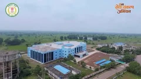 दुर्ग जिले के अछरा ग्राम पंचायत में शिक्षा सुविधाओं को मिल रहा नया विस्तार।
लोक निर्माण विभाग द्वारा 6223 वर्ग मीटर में सेंटर ऑफ एक्सीलेंस भवन का निर्माण किया गया है, जहां विद्यार्थियों को आधुनिक कक्षाओं एवं प्रयोगशाला जैसी सुविधाएं मिल रही हैं। परिसर में ड्रेसिंग स्टेडियम और कर्मचारी आवास की सुविधा भी उपलब्ध है।
#PWDChhattisgarh #SevaSankalp
