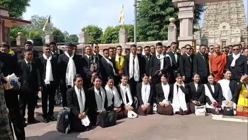 बोध गया: म्यांमार के 120 सैन्य अधिकारियों ने भारतीय वायुसेना के विमान से पहुंचकर महाबोधि मंदिर में की पूजा-अर्चना