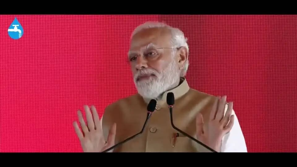 💧 नवाचार की कहानी - जल जीवन मिशन 💧
हर घर जल से आगे... अब जल गुणवत्ता की जिम्मेदारी भी महिलाओं के हाथ
प्रधानमंत्री श्री नरेंद्र मोदी जी के 'हर घर जल' के विजन एवं मुख्यमंत्री डॉ. मोहन यादव जी के मार्गदर्शन में, लोक स्वास्थ्य यांत्रिकी मंत्री श्रीमती संपतिया उइके जी के नेतृत्व में लोक स्वास्थ्य यांत्रिकी विभाग, हरदा ने एक अभिनव पहल की है।
📍 ग्राम रहटाकलां, विकासखंड खिरकिया, जिला हरदा
अभियान : हमारा गाँव, हमारी जिम्मेदारी - जल परीक्षण में हमारी हिस्सेदारी
इस विशेष प्रशिक्षण कार्यक्रम में ग्रामीण महिलाओं ने फील्ड टेस्ट किट की सहायता से pH, फ्लोराइड, नाइट्रेट, आयरन, क्लोरीन, कठोरता, टर्बिडिटी जैसे मानकों का परीक्षण करना सीखा। अब ये महिलाएं केवल लाभार्थी नहीं, बल्कि अपने गाँव के सुरक्षित पेयजल की प्रहरी बन गई हैं।
जब समाज स्वयं जिम्मेदारी लेता है, तो बदलाव स्थायी बन जाता है।
हरदा में हर घर जल - विकास की नई पहचान
Dr Mohan Yadav
CM Madhya Pradesh
Jansampark Madhya Pradesh
Department of Public Health Engineering, Madhya Pradesh
#सेवा_संकल्प_अभियान
#SevaSankalpAbhiyan
#JalJeevanMission #HarGharJal
#MadhyaPradesh #WomenEmpowerment #JalShakti #Harda #हरदा