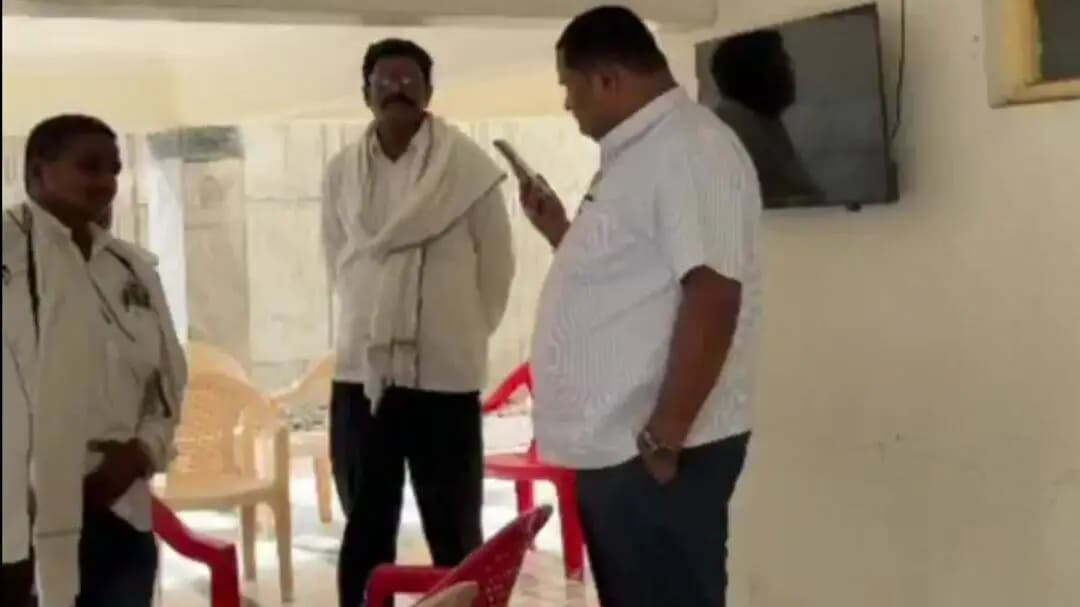 परभणी: मुंबईत येथे अभिनेते मकरंद अनासपुरे इ इतर कलाकारांची खासदार संजय जाधव यांनी घेतली सदिच्छा भेट
