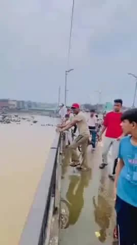 मुरादाबाद: जामा मस्जिद पुल से रामगंगा नदी में छलांग लगाने का युवक का वीडियो हुआ वायरल