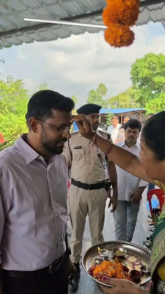 फर्श से अर्श का सफ़र - कुसुम कि वजह से बदली गॉव कि पहचान, उधमी बन कुसुम ने दिया कइयों क़ो रोजगार
एक वर्ष में 24 से 105 मशीनों तक पहुँचा कुसुम दीदी का उद्यम, ग्रामीण महिलाओं के लिए बना रोजगार का नया केंद्र
बजरंग जीविका स्वयं सहायता समूह एवं संगम CLF से जुड़ी एक साधारण जीविका सदस्य कुसुम देवी ने अपने दूरदर्शी सोच, दृढ़ संकल्प और निरंतर मेहनत के बल पर उद्यमिता की एक प्रेरणादायक मिसाल कायम की है। 29 सितंबर 2025 को स्थापित कुखु स्काईपैकर इंडिया प्राइवेट लिमिटेड ने आज अपने सफल एक वर्ष का सफर पूरा किया।
स्थापना के समय 24 मशीनों से शुरू हुआ यह उद्यम महज एक वर्ष में बढ़कर 105 मशीनों तक पहुँच गया है। इस अवसर पर आयोजित प्रथम वार्षिकोत्सव कार्यक्रम में जिला पदाधिकारी, मुजफ्फरपुर कुसुम देवी के सादर आमंत्रण पर स्वयं फैक्ट्री पहुँचे और उद्यम की गतिविधियों का अवलोकन किया।
#CMSamrat
#samratchoudhary
CMO Bihar
Information & Public Relations Department, Government of Bihar
Industries Department, Bihar