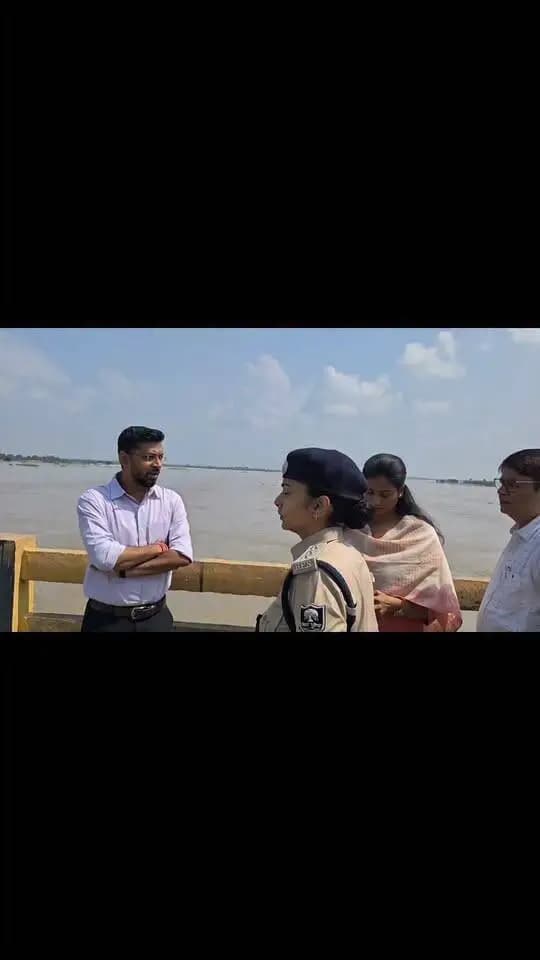 ज़िलाधिकारी, मुज़फ़्फ़रपुर श्री कुमार गौरव द्वारा नेपाल में गंडक नदी के जलग्रहण क्षेत्रों में अतिवृष्टि के कारण गंडक नदी में अत्यधिक जलस्राव के मद्देनजर अपर समाहर्ता आपदा प्रबंधन, मुज़फ़्फ़रपुर, अनुमंडल पदाधिकारी; अनुमंडल पुलिस पदाधिकारी; कार्यपालक अभियंता, जल संसाधन विभाग, अंचल अधिकारियों, प्रखंड विकास पदाधिकारियों एवं अन्य अधिकारियों के साथ रेवा घाट, रतनपुर डीही सहित गंडक नदी के तटबंध के अन्य संवेदनशील स्थलों का निरीक्षण किया गया।