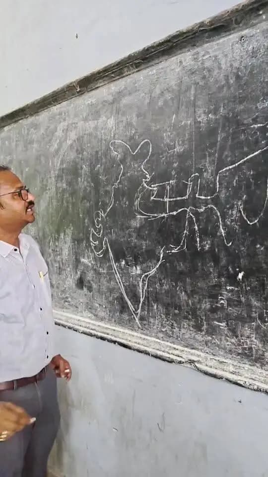 आज उप विकास आयुक्त, भागलपुर श्री रवि राकेश द्वारा +2 जिला स्कूल, भागलपुर में कक्षा 9 ‘ए’ के छात्र-छात्राओं को कक्षा में पढ़ाया गया। इस दौरान विद्यार्थियों के साथ संवाद करते हुए उन्हें विषय से संबंधित महत्वपूर्ण जानकारी एवं मार्गदर्शन दिया गया।
#Bhagalpur #DistrictSchool #Education #RaviRakesh #DDCBhagalpur #FacebookLive