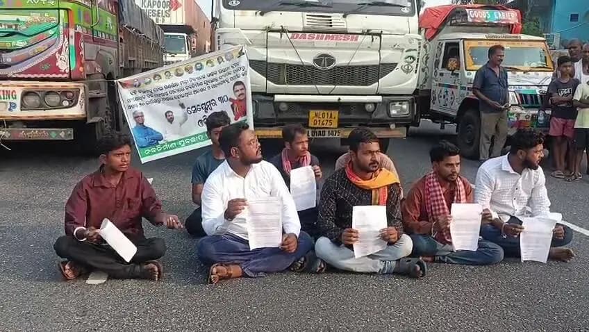 ସୋର: ବାଲେଶ୍ୱର ସୋର NH-16ରେ ନବ ନିର୍ମାଣ ଯୁବ ଛାତ୍ର ସଂଗଠନର 12 ଘଣ୍ଟିଆ ବନ୍ଦ