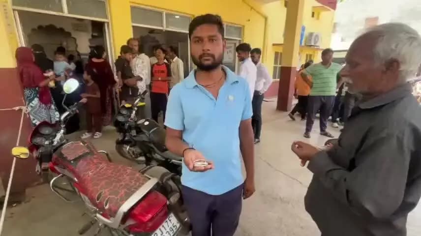 पचपहाड़: भवानीमंडी में नाबालिक बालक अस्पताल में उपचार कराने आए बच्चों से उतार रहे चांदी के कड़े, रंगे हाथों पकड़कर पुलिस को सौंपा