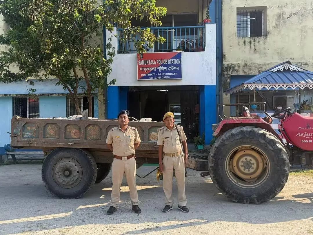 কালচিনি: সামুক্তলায় নদীর পাড় থেকে অবৈধ সামগ্রী পরিবহণে পুলিশি বাজেয়াপ্তি ও মামলা