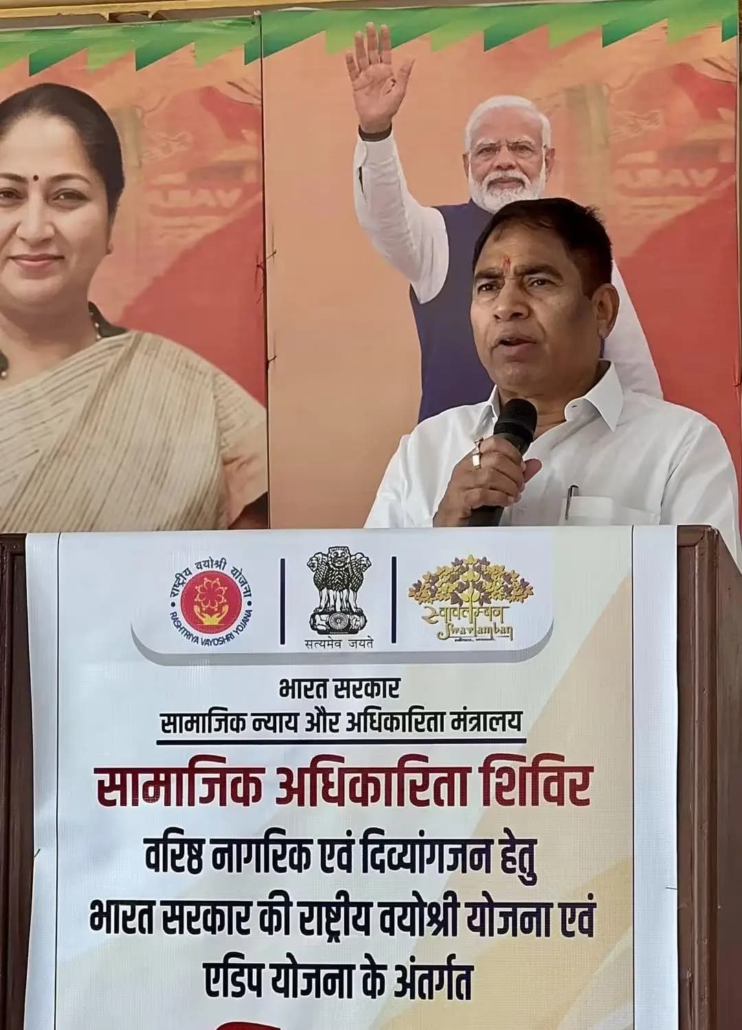 रोहिणी: नॉर्थ वेस्ट सांसद योगेंद्र चंदोलिया ने वृद्धों व दिव्यांगजनों को निःशुल्क उपकरण वितरित किए