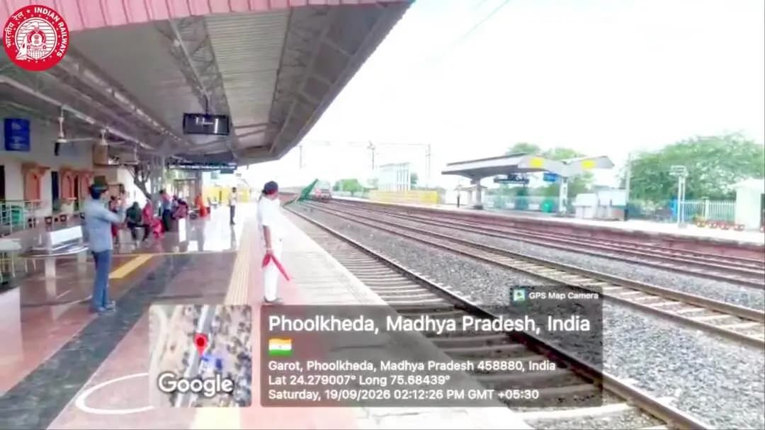 रफ्तार, तकनीक और सुरक्षा का परीक्षण।
मॉडर्न कोच फैक्ट्री (MCF), रायबरेली, उत्तर प्रदेश में निर्मित वंदे भारत चेयर कार का कोटा मंडल में 180 किमी/घंटा की रफ्तार से सफल परीक्षण किया गया।
#VandeBharat #MCF #KotaDivision #WCR #IndianRailway