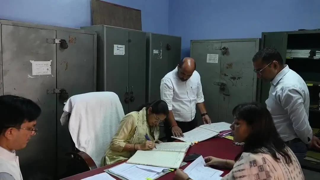 टिहरी: डीएम नितिका खण्डेलवाल ने नई टिहरी कोषागार का अर्द्धवार्षिक निरीक्षण किया