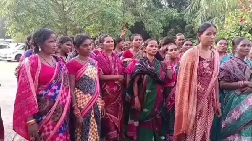 ସୋନପୁର: ବେଆଇନ ମଦ ବିକ୍ରି ବିରୋଧରେ ମହିଳାଙ୍କ ହାଲ୍ଲା ବୋଲ୍। ଜିଲ୍ଲାପାଳ ଅଫିସ ଭିତରେ ଦେଲେ ଧାରଣା