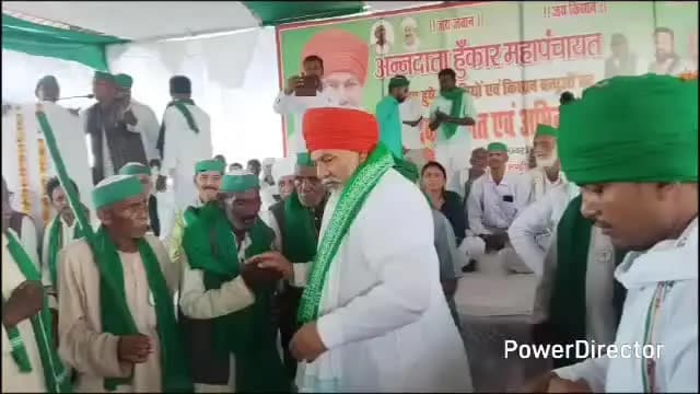 कर्वी: कर्वी के गल्ला मंडी में भाकियू द्वारा आयोजित अन्नदाता हुंकार महापंचायत में किसान नेता राकेश टिकैत पहुंचे