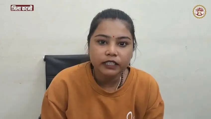 🔳सफलता कहानी
🔳हौसले,मेहनत और स्ट्रीट वेंडर योजना ने बदली मीनाक्षी की ज़िंदगी
🔳योजना की मदद से हर माह 60 से 65 हजार रुपए की आय कर रहे अर्जित
🔳कटनी । बरही रोड क्षेत्र में व्यवसाय करने वाली मदन मोहन चौबे वार्ड निवासी मीनाक्षी सिंह ने प्रधानमंत्री स्ट्रीट वेंडर योजना आत्मनिर्भर बनने की दिशा में प्रेरणादायक कदम उठाया है। योजना का लाभ लेकर मीनाक्षी अब हर माह 60 से 65 हजार रुपए की आय अर्जित कर रही हैं।
उन्होंने प्रधानमंत्री स्ट्रीट वेंडर योजना के अंतर्गत सबसे पहले 10 हजार रुपए का ऋण प्राप्त कर केक बनाने का छोटा सा काम शुरू किया। मेहनत और लगन से उनका व्यवसाय अच्छा चल पड़ा और उन्होंने यह ऋण समय पर चुका दिया।
कोरोना काल में परिस्थितियाँ कठिन हो गईं और उन्हें केक का काम बंद करना पड़ा। लेकिन मीनाक्षी ने हार नहीं मानी। इसके बाद उन्होंने 20 हजार रुपए के ऋण के लिए आवेदन किया, जो उन्हें आसानी से मिल गया। इस राशि से उन्होंने टिफिन सेवा प्रारंभ की। उनकी मेहनत और निरंतर प्रयासों से यह कार्य भी सफल रहा और उन्होंने 20 हजार रुपए का ऋण भी समय पर चुका दिया।
लगातार सफल भुगतान के कारण मीनाक्षी 50 हजार रुपए की ऋण के लिए पात्र बनीं। इस राशि से उन्होंने इडली और अप्पे के ठेले का व्यवसाय शुरू किया। वर्तमान में वे बरही रोड पर प्रतिदिन शाम 5 बजे से रात 8 बजे तक अप्पे का ठेला लगाती हैं। इस कार्य में उनके पति श्री लक्ष्मण सिंह भी पूरा सहयोग करते हैं।
पति-पत्नी की संयुक्त मेहनत और ईमानदारी का परिणाम यह है कि आज वे प्रतिमाह लगभग 60 हजार रुपए से 65 हजार रुपए तक की आय अर्जित कर रहे हैं। मीनाक्षी सिंह ने 50 हजार रुपए का ऋण भी समय पर चुका दिया है और अब दोनों सम्मानजनक व सुखद जीवन व्यतीत कर रहे हैं।
अपनी इस सफलता के लिए मीनाक्षी सिंह ने प्रधानमंत्री नरेन्द्र मोदी एवं मुख्यमंत्री डॉ मोहन यादव का आभार व्यक्त करते हुए कहा कि शासन की इस महती योजना ने उन्हें आत्मनिर्भर बनने का अवसर दिया।
#PMOIndia
#JansamparkMP
#CMMadhyaPradesh
#सेवा_संकल्प_अभियान #DrMohanYadav51
#udaypratapmp
#mpurbandeptt
#jbpcommissioner
#katni #कटनी