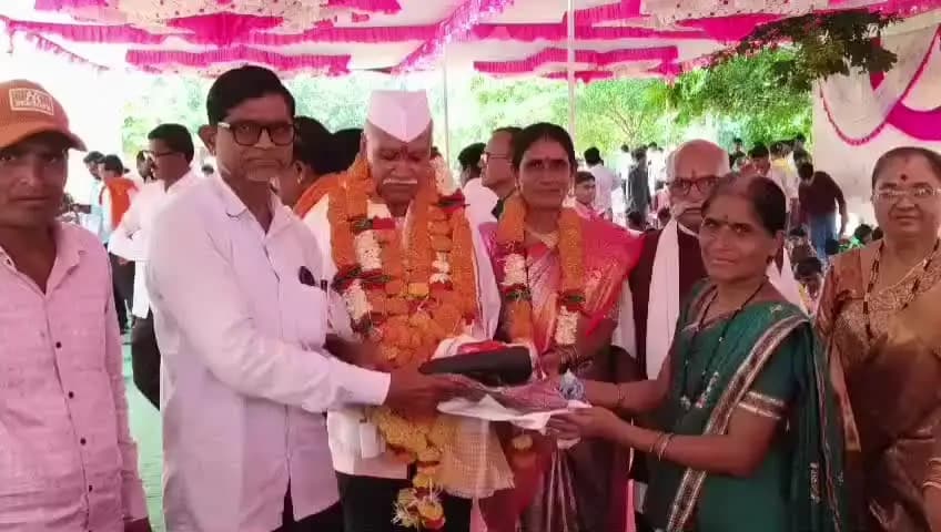 औंढा नागनाथ: माध्यमिक आश्रमशाळेचे सहशिक्षक गोरख पवार यांचा सपत्नीक सत्कार