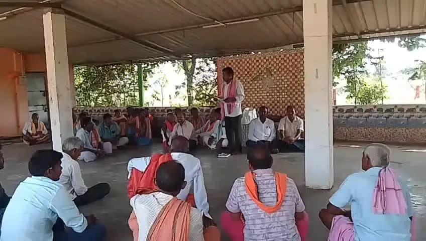 ବୀରମହାରାଜପୁର: ପଥରଘାଟ ହନୁମାନ ବାଟିକା ଠାରେ ଜିଲ୍ଲା ଦୂମାଲ ପରିଷଦ ସୁବର୍ଣ୍ଣପୁର ଶାଖା ପକ୍ଷରୁ ମାହେଶ୍ଵରୀ ମନ୍ଦିରର ଡ଼ାଳତଲ ପୀଠ ସେବାୟତ ମାନଙ୍କୁ ନେଇ ବୈଠ
