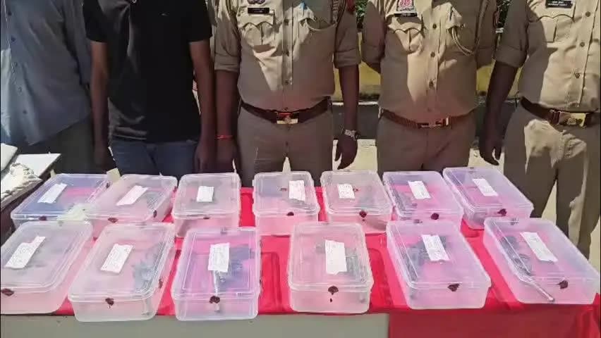 आंवला: आंवला में अवैध हथियार बनाने वाले 4 आरोपियों को गिरफ्तार, मनौना गांव के पास से 12 तमंचे, राइफल और कारतूस मिले