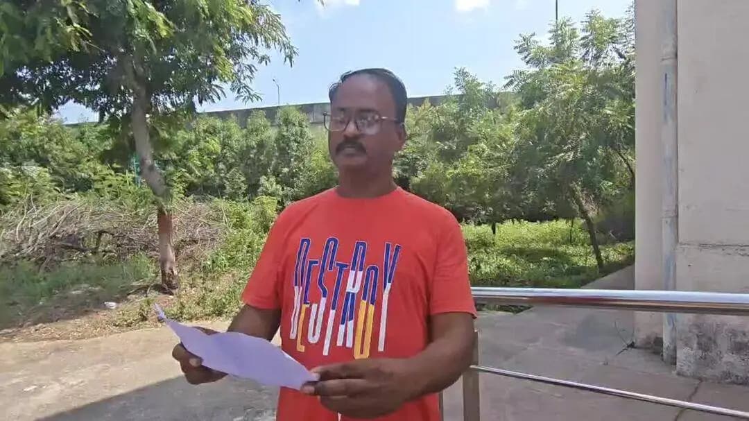 देवळी: अखेर शेतकऱ्याच्या आत्महत्येच्या इशाऱ्यानंतर प्रशासन झाले जागे; बैठक घेत काढला तोडगा:देवळी तालुक्यातील प्रकरण