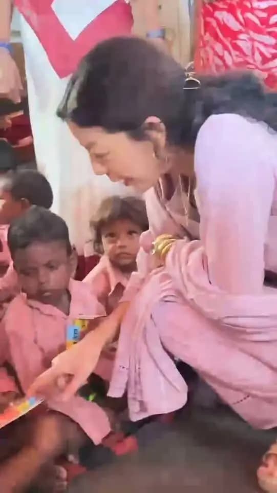 🌸 नन्ही मुस्कान, सीखने की उड़ान—‘आंगन का मिलन’ से खुशियों से गुलजार हुआ धरनई! 🌸
📍 मखदुमपुर प्रखंड अंतर्गत धरनई स्थित आंगनवाड़ी केंद्र संख्या-215 में उत्साह एवं हर्षोल्लास के साथ ‘आंगन का मिलन’ कार्यक्रम आयोजित किया गया। कार्यक्रम में माननीय सदस्य, बिहार विधान परिषद श्री अनिल कुमार, माननीय सदस्य, बिहार विधानसभा श्री सुबेदार दास, जिला पदाधिकारी, जहानाबाद श्रीमती छिरिङ वाई भूटिया एवं जिला अध्यक्ष श्री धीरज कुमार की गरिमामयी उपस्थिति रही।
🎈 दीप प्रज्वलन एवं बैलून उड़ाकर कार्यक्रम का शुभारंभ किया गया। नन्हे बच्चों ने स्वागत गीत, कविता, कहानी, समूह खेल, मिलान-पहचान एवं भाषा-विकास जैसी ECCE आधारित गतिविधियों में उत्साहपूर्वक भाग लेकर अपनी प्रतिभा और सीखने की क्षमता का सुंदर प्रदर्शन किया।
🥗 पोषण के साथ संस्कार और सीख का संदेश
स्थानीय एवं पौष्टिक खाद्य पदार्थों से सजे पोषण टेबल का अतिथियों ने अवलोकन किया। माताओं को बच्चों क