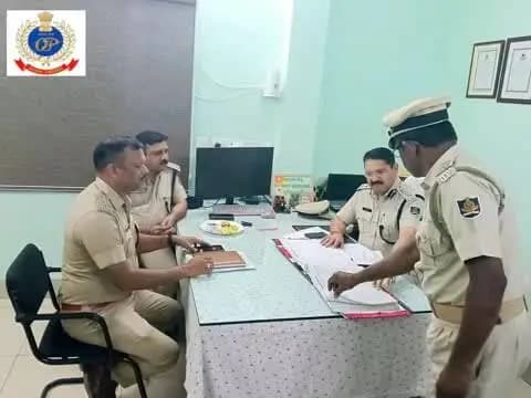ଦେବଗଡ: ବରକୋଟ ଥାନା ପରିଦର୍ଶନ କଲେ ଦେବଗଡ଼ ଏସ୍ପି, ଦେଲେ ଗୁରୁତ୍ୱପୂର୍ଣ୍ଣ ନିର୍ଦ୍ଦେଶ