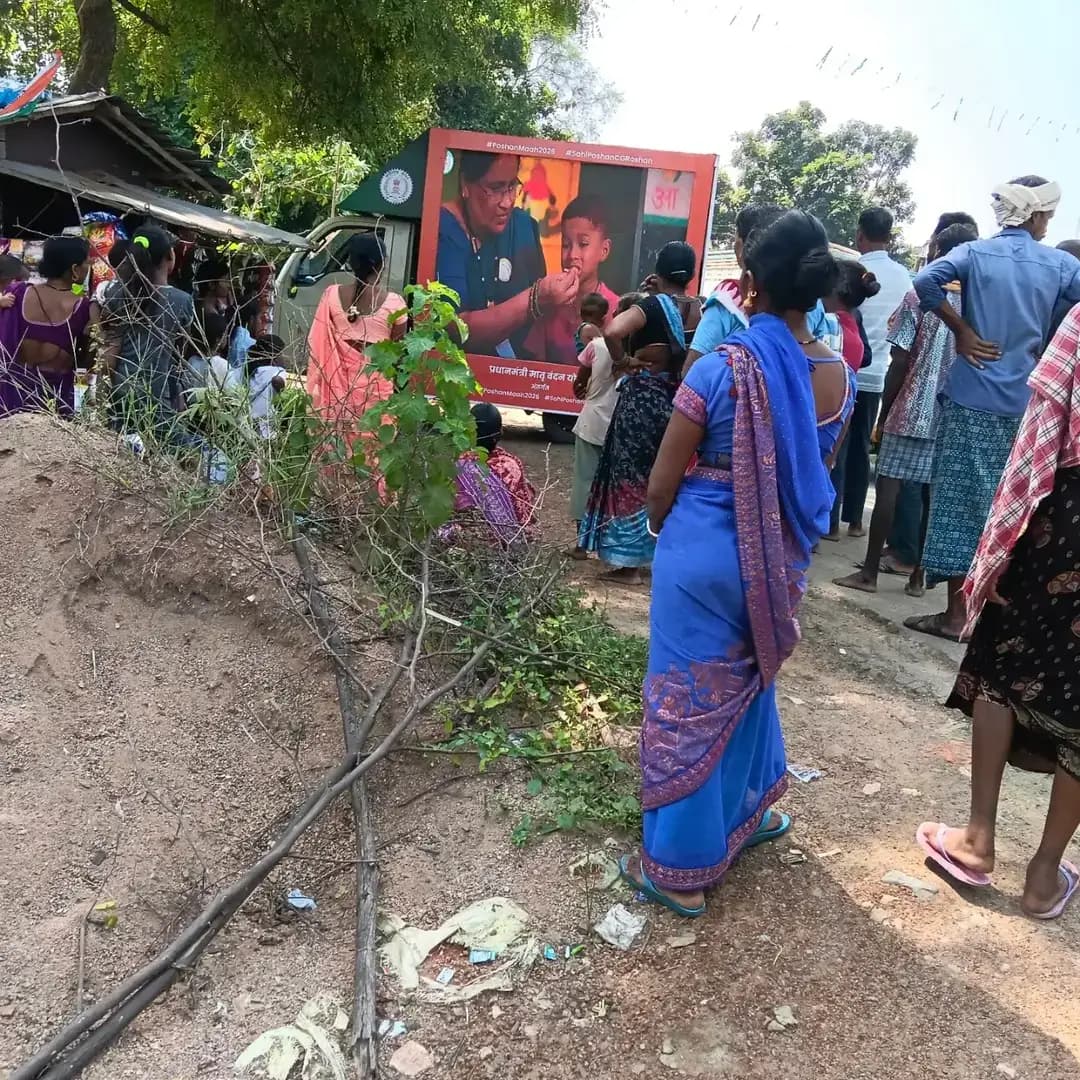 सेवा संकल्प अभियान के तहत गांव-गांव पहुंच रहा पोषण रथ
आंगन का उत्सव कार्यक्रम के अंतर्गत जिले के दुरांचल क्षेत्र झाखरपारा में पोषण रथ के माध्यम से ग्रामीणों को संतुलित आहार, पोषण, मातृ-शिशु स्वास्थ्य एवं बच्चों के समुचित विकास के प्रति जागरूक किया जा रहा है।
पोषण का संदेश जन-जन तक पहुंचाते हुए स्वस्थ एवं सुपोषित समाज के निर्माण का संदेश दिया जा रहा है।
#सेवा_संकल्प_अभियान #आंगन_का_उत्सव #पोषण_रथ #पोषण_जागरूकता #सुपोषित_परिवार