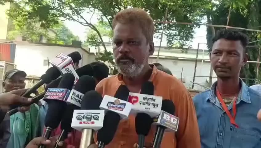ରାଇରଙ୍ଗପୁୁର: ନୁଷାଡିହି ଗ୍ରାମରୁ ଟ୍ରାନ୍ସଫର୍ମର ଚୋରୀ; ଅନ୍ଧାରରେ ଗ୍ରାମବାସୀ; ବାମନଘାଟୀ ଉପଜିଲ୍ଲାପାଳ ଙ୍କ ବିଦ୍ଯୁତ ବିଭାଗ ଏସଡିଓଙ୍କୁ ଦାବିପତ୍ର ପ୍ରଦାନ