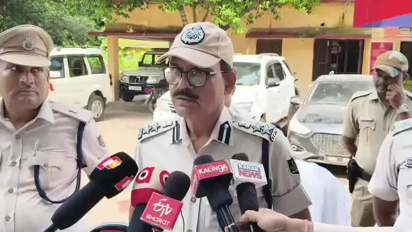 ରାଇରଙ୍ଗପୁୁର: ଡକାୟତି ଯୋଜନା ପଣ୍ଡ; ଦୁଇ ଆନ୍ତରାଜ୍ୟ ଡକାୟତ ଗିରଫ ସହ ଦାମୀ ଗାଡ଼ି ଓ ଜୀବନ୍ତ ଗୁଳି ଜବତ; ମତଦେଲେ ରାଇରଙ୍ଗପୁର ଏସପି ସୁରେଶ ଚନ୍ଦ୍ର ପାତ୍ର