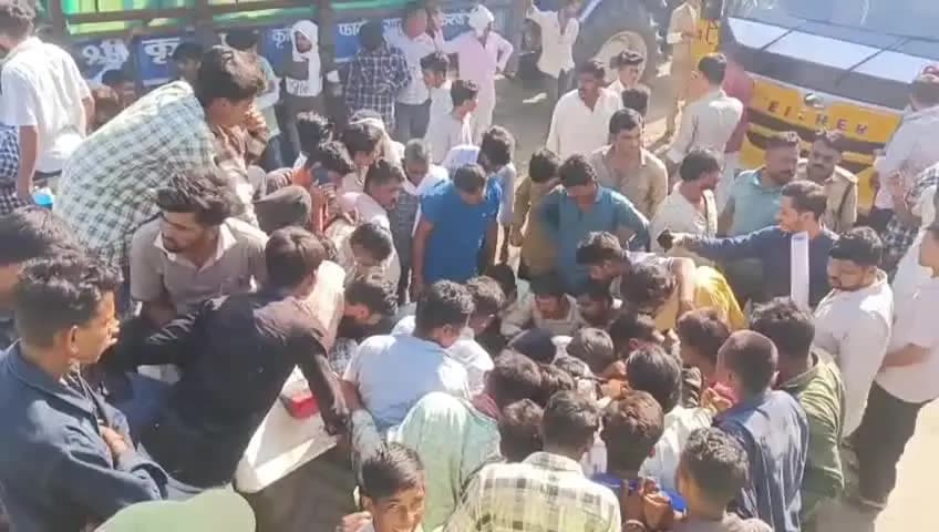 बड़वानी: अंजड मंडी में कपास के कम भाव से नाराज किसानों ने खंडवा बड़ौदा रोड पर जाम लगाया, सैकड़ों वाहन फंसे