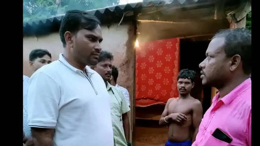 নামখানা: নামখানা ব্লকের সাগর বিধানসভার বিধায়ক ঝার গ্রামের মানুষের সঙ্গে কথা বলে তাদের অভাব অভিযোগ শোনেন
