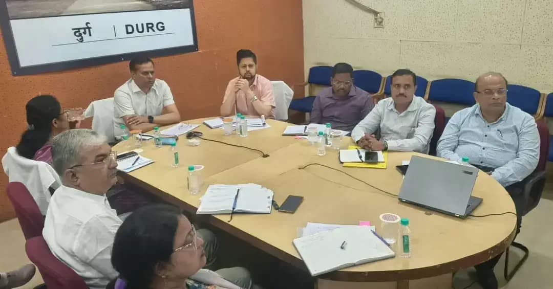पारस पोर्टल | विकास कार्यों की मुख्यमंत्री ने की समीक्षा
मुख्यमंत्री श्री विष्णु देव साय ने वीडियो कॉन्फ्रेंसिंग के माध्यम से सभी जिलों के कलेक्टरों के साथ पारस पोर्टल की समीक्षा बैठक की। बैठक में एग्रीस्टैक पंजीयन, डिजिटल क्रॉप सर्वे, पीएम सूर्य घर योजना एवं अधोसंरचना निर्माण कार्यों की प्रगति की समीक्षा की गई।
मुख्यमंत्री ने पात्र किसानों का शत-प्रतिशत एग्रीस्टैक पंजीयन, डिजिटल क्रॉप सर्वे में तेजी तथा पीएम सूर्य घर योजना के लक्ष्यों को समय-सीमा में पूरा करने के निर्देश दिए।
दुर्ग कलेक्टर श्री अभिजीत सिंह ने पाटन-गोढ़ीपुर-अमलेश्वर मार्ग पर खारून नदी में निर्माणाधीन उच्चस्तरीय पुल एवं पहुंच मार्ग की प्रगति की जानकारी दी।
समयबद्ध कार्य, बेहतर समन्वय और तेज विकास—दुर्ग की प्रगति को नई गति।
#पारस_पोर्टल #विकास_कार्य #एग्रीस्टैक #डिजिटल_क्रॉप_सर्वे #PM_SuryaGhar