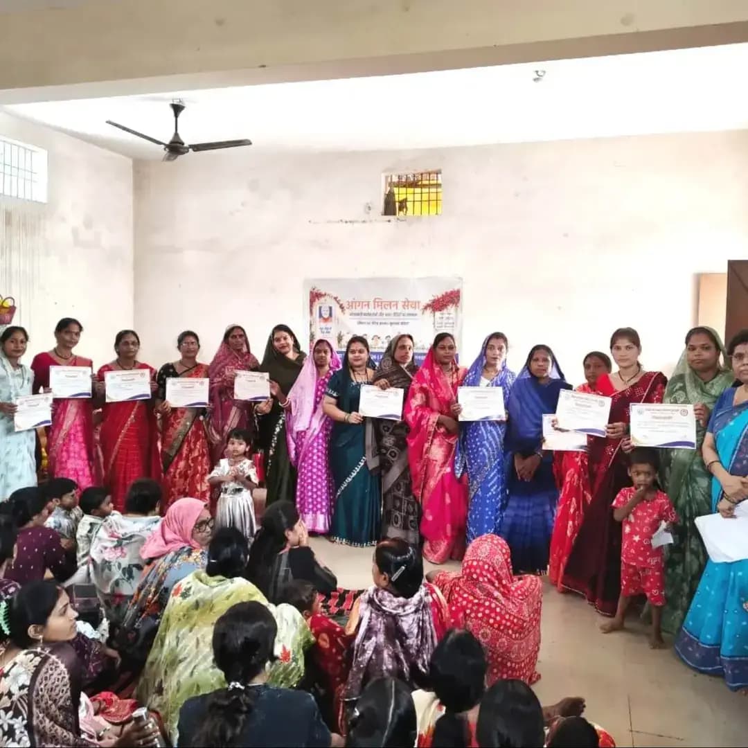 सेवा संकल्प अभियान | आंगन मिलन से पोषण और स्वास्थ्य का संदेश 🌸
सेक्टर सिकोला, परियोजना जामगांव-एम के आंगनबाड़ी केंद्र, सिकोला पंचायत भवन में आंगन मिलन कार्यक्रम का आयोजन किया गया। कार्यक्रम में महिलाओं और बच्चों को पोषण, स्वास्थ्य, स्वच्छता एवं संतुलित आहार के प्रति जागरूक किया गया।
इस अवसर पर पौष्टिक थाली एवं व्यंजन प्रदर्शनी के माध्यम से हरी सब्जियां, दालें, मौसमी फल सहित पोषक आहार के महत्व की जानकारी दी गई। बच्चों के उत्साहवर्धन के लिए फैंसी ड्रेस, कुर्सी दौड़ एवं स्वस्थ शिशु प्रतियोगिता आयोजित की गई तथा विजेताओं को पुरस्कृत किया गया।
कार्यक्रम में न्योता भोज का आयोजन भी हुआ। साथ ही आंगनबाड़ी कार्यकर्ताओं, सहायिकाओं, मितानिनों एवं महिलाओं का सम्मान कर उनके योगदान की सराहना की गई।
स्वस्थ बच्चे, जागरूक परिवार और सशक्त समाज—यही सेवा संकल्प का उद्देश्य है।
#सेवा_संकल्प_अभियान #आंगन_मिलन #सेवा_मेरा_योगदान #पोषण_और_स्वास्थ्य #AanganMilanSewa