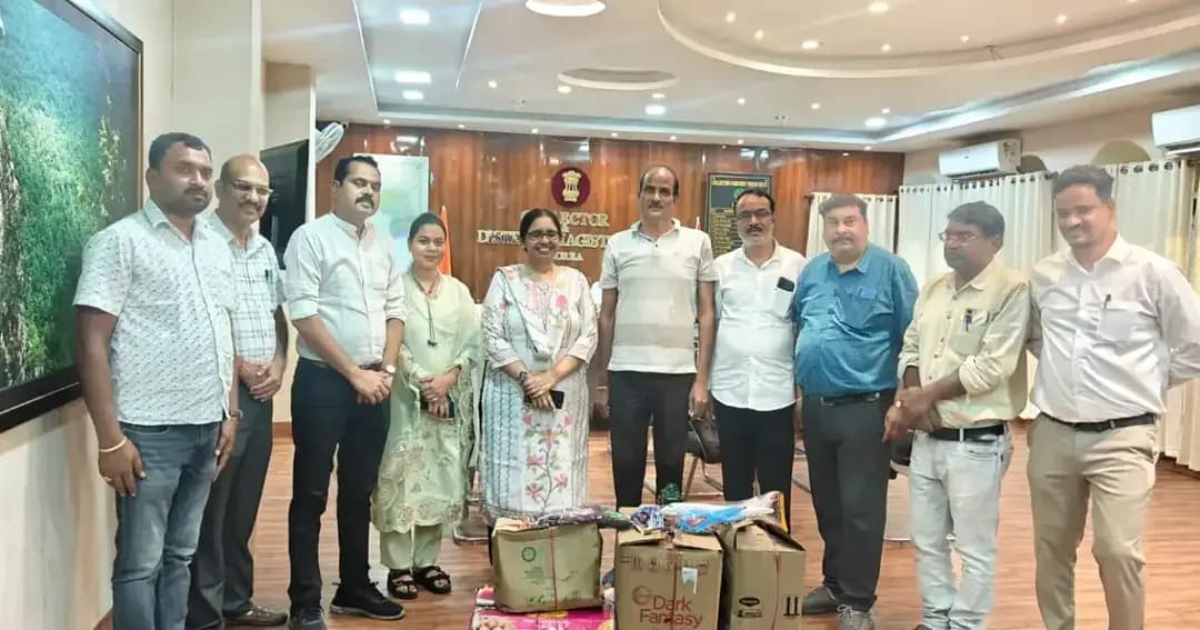 आपके घर की छोटी-सी चीज़, किसी के लिए बड़ी खुशी।
‘सेवा संकल्प अभियान’ के अंतर्गत ‘सेवा दान महाअभियान’ में जिलाधिकारी, जनप्रतिनिधियों एवं जिले के प्रबुद्धजनों ने पंजीयन कर बच्चों के लिए खिलौने एवं उपयोगी सामग्री दान की।
आप भी अपने घर में अनुपयोगी पड़ी, लेकिन उपयोगी स्थिति में मौजूद खिलौने, किताबें, कॉपियां, खेल सामग्री एवं अच्छे कपड़े जरूरतमंद बच्चों तक पहुंचाकर सेवा में अपना योगदान दें।
आइए, किसी चेहरे की मुस्कान का हिस्सा बनें।
#सेवा_संकल्प_अभियान #SevaSankalpAbhiyan #SevaSankalp #JanSeva #JanBhagidari ViksitChhattisgarh SevaSeVikas