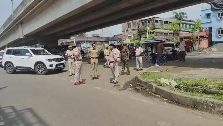 কাকদ্বীপ: সুন্দরবন পুলিশ জেলার পক্ষ থেকে কাকদ্বীপের বিভিন্ন দুর্গাপূজা মন্ডপ পরিদর্শন করেন সুন্দরবন পুলিশ জেলা পুলিশ সুপার