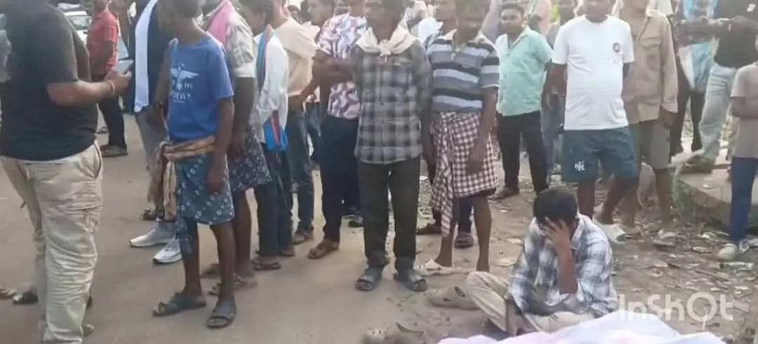 କଳାହାଣ୍ଡି: କୋକସରା: ଟ୍ରାକ୍ଟର ଚଢ଼ି ମହିଳା ମୃତ, କ୍ଷତିପୂରଣ ଦାବିରେ ମୋଟେର ଛକରେ ରାସ୍ତା ଅବରୋଧ