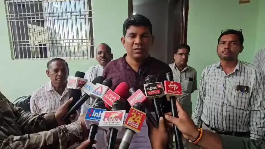 रामानुजनगर: सूरजपुर तेजपुर निवासी रिटायर्ड एस ई सी एल कर्मी बिरंजन ने एस पी ऑफिस पहुंचकर शिकायत की, गांव के बृजलाल लकड़ा पर आरोप