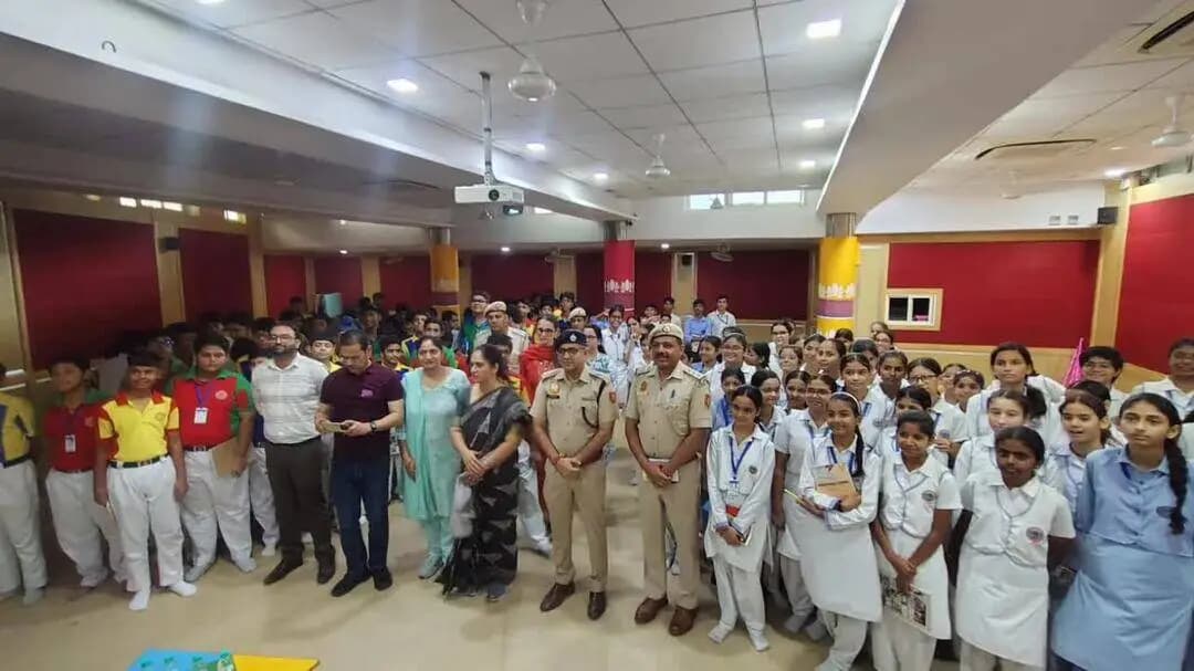 मंडावली के स्कूल में पुलिस ने लगाई ‘पाठशाला’, छात्रों को ट्रैफिक नियम और साइबर सुरक्षा की जानकारी दी